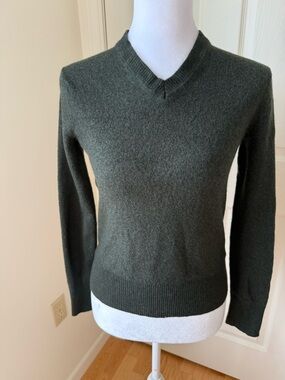 Banana Republic Extra Fine Merino Wool Sweater Small Green V Neck Fitted